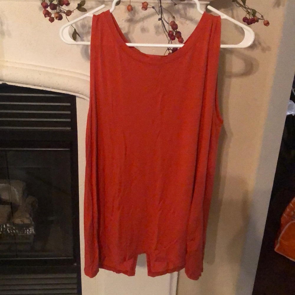 Peek-a-boo back tank top